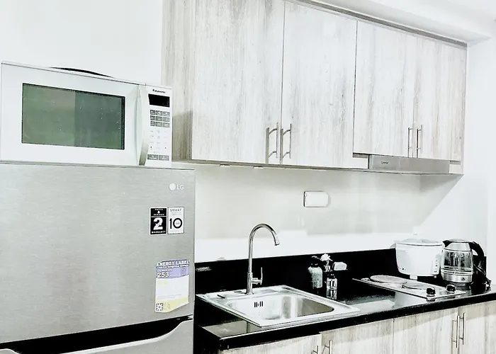 Cozy Private 2-bedroom With Washer, Balcony, Karaoke, Netflix And Coffee - King And Queen Beds Apartamento Manila