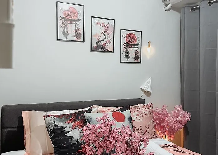 Cozy Private 2-bedroom With Washer, Balcony, Karaoke, Netflix And Coffee - King And Queen Beds Manila